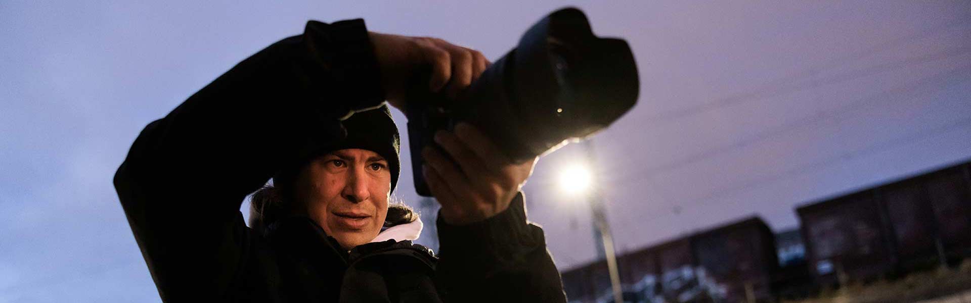 Fotograf bei Dämmerung mit Canon Kamera