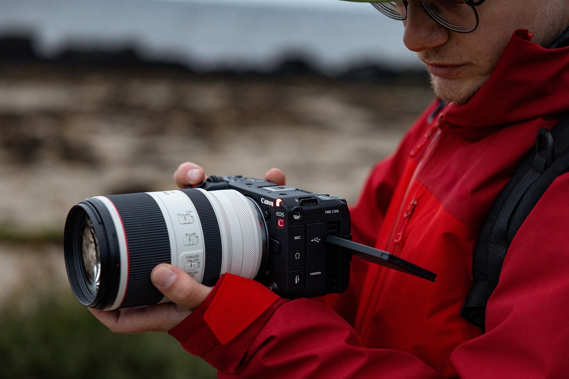 Die EOS C50 für ist kompakt und kann aus der Hand, mit Gimbal oder im Rig-Aufbau eingesetzt werden.