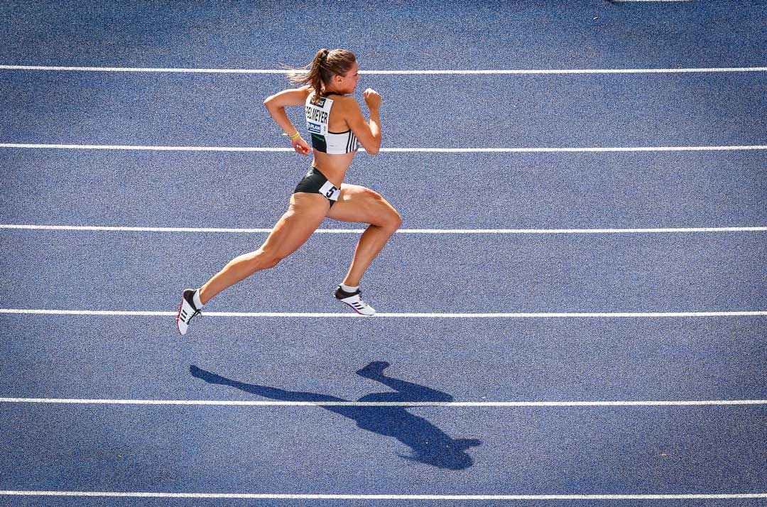 Das Wunschbild. Die Sportlerin „schwebt“ über ihrem Schatten, der Hintergrund besteht aus der blauen Laufbahn: Die Finals“, Berlin 2019, Olympiastadion Berlin, Ruth Sophia Spelmeyer beim 400 Meter-Lauf.