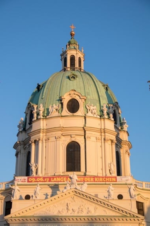 Sonnenuntergang Blaue Stunde in Wien - Karlskirche - Canon Academy Grundlagen
