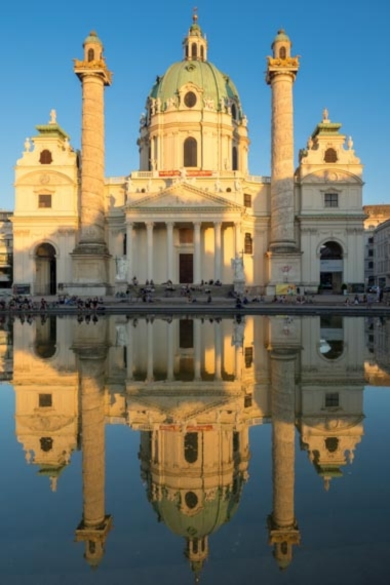 Sonnenuntergang Blaue Stunde in Wien - Karlskirche - Canon Academy Grundlagen